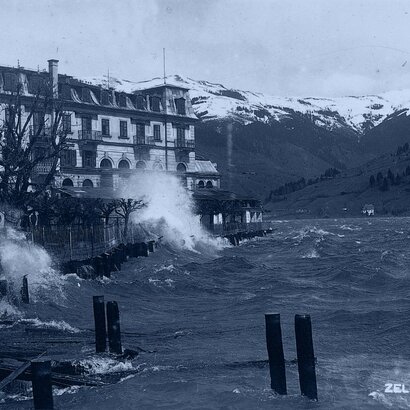 Das GRAND HOTEL Zell am See steht direkt am Ufer des aufgewühlten Zeller Sees.