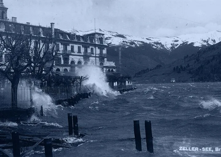 Das GRAND HOTEL Zell am See steht direkt am Ufer des aufgewühlten Zeller Sees.