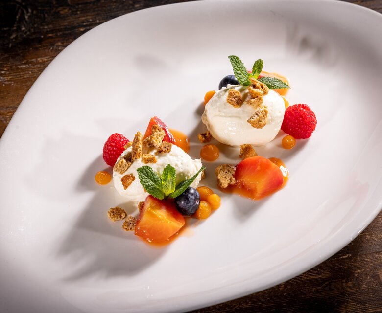 Topfendessert auf weißem Teller im Grand Hotel Zell am See