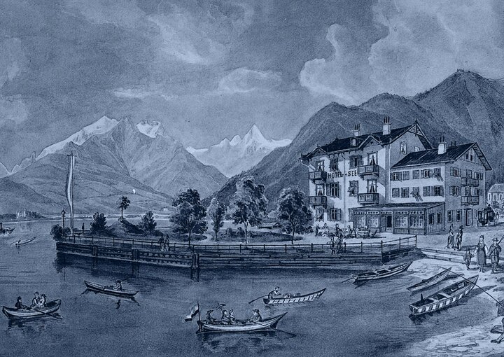 Eine historische Zeichnung zeigt das Hotel am Ufer des Zeller Sees mit Bergen im Hintergrund und Booten auf dem Wasser.