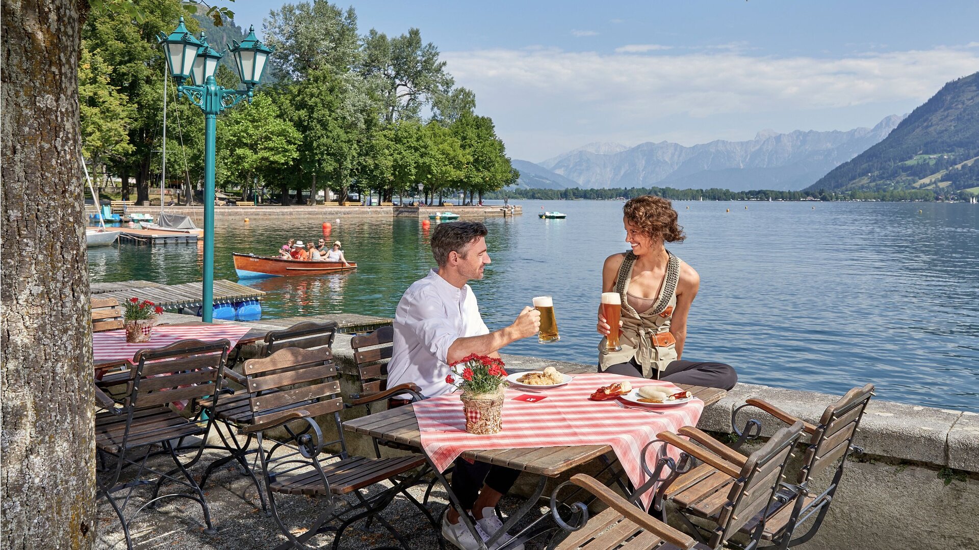 Pinzga Bräu; das Gasthaus in Zell am See mit Gastgarten