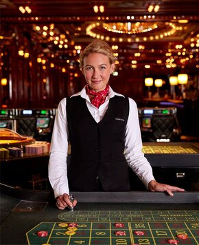 Eine Croupierin steht am Roulettetisch im Casino Zell am See.