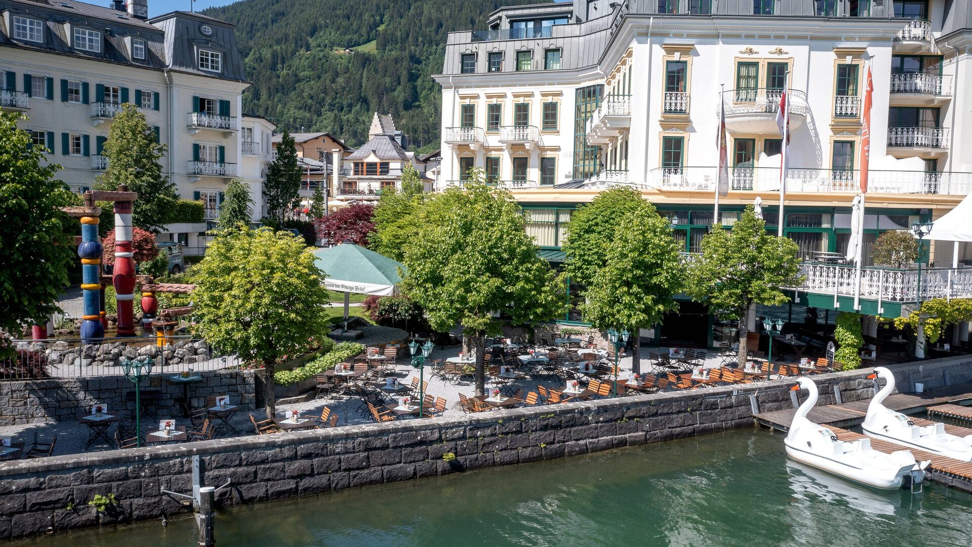 Der Gastgarten von Pinzga Bräu liegt direkt am Zeller See vor dem Grand Hotel Zell am See.