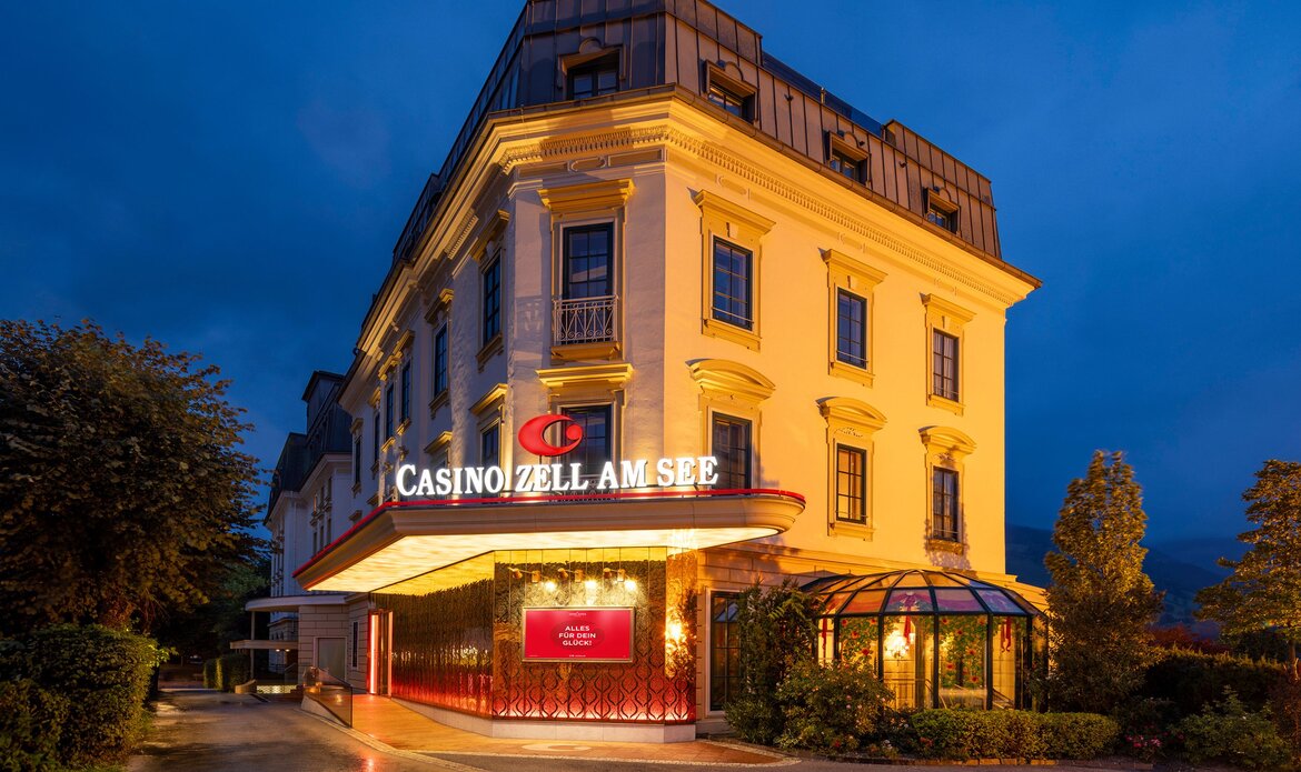 The illuminated Casino Zell am See is attached directly to the GRAND HOTEL Zell am See.