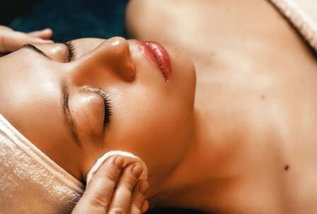 Wellnessmassage im GRANDSPA Zell am See Eine Frau liegt entspannt bei einer Wellnessmassage mit geschlossenen Augen im GRANDSPA des Grand Hotel Zell am See.