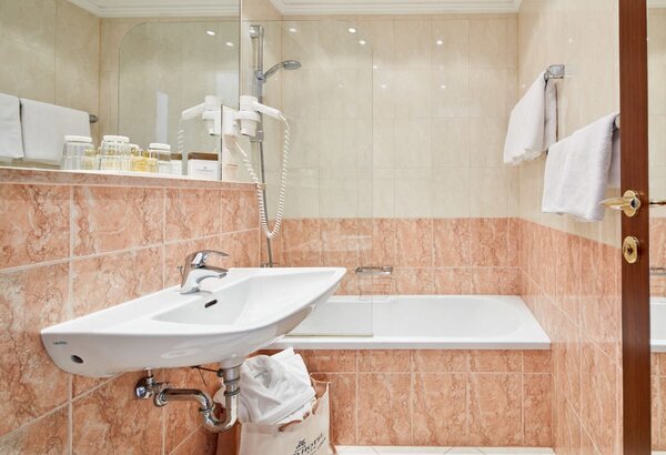 Beautiful lakeside room Zell am See with comfort & style