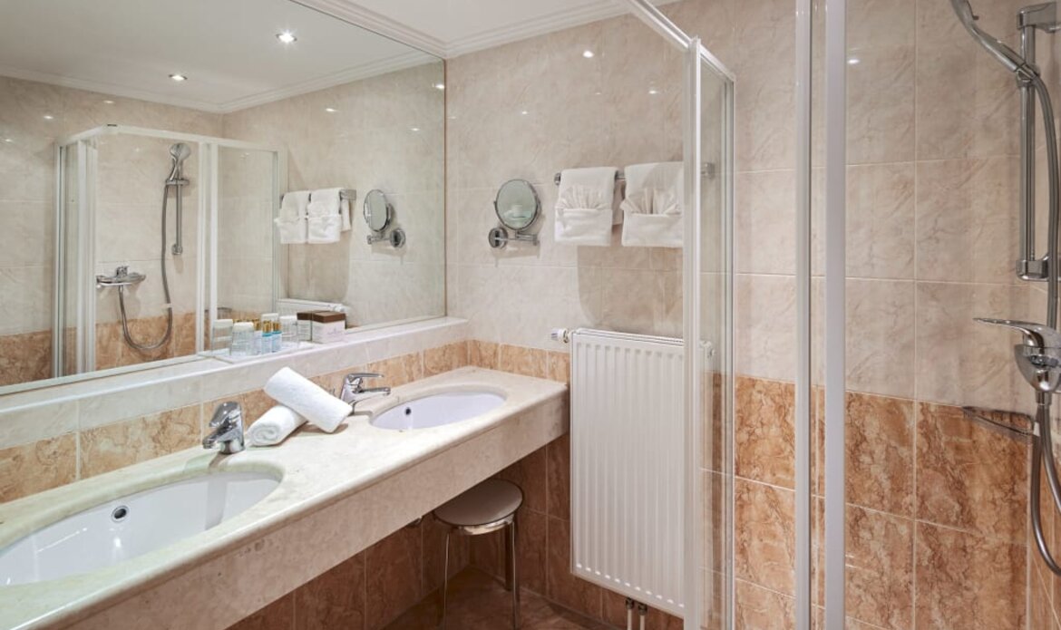 عطلةٌ على بحيرة تسل، غرفٌ فندقيةٌ ذات طابعٍ من الأريحية