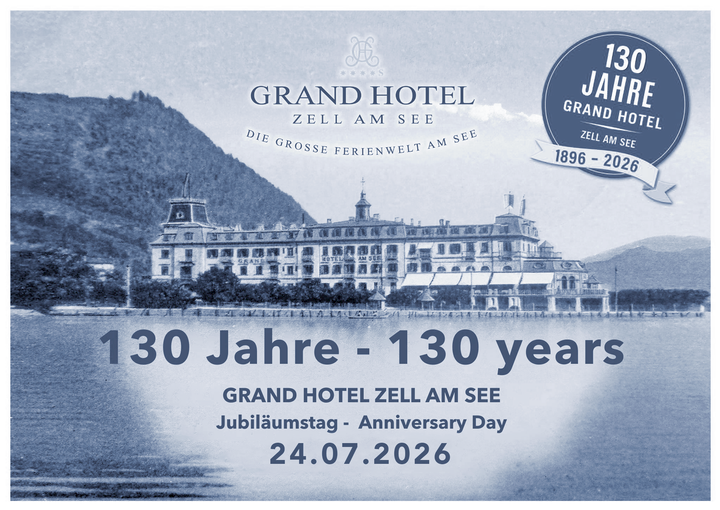 Ein blaues Jubiläumsposter zeigt das GRAND HOTEL Zell am See am Seeufer mit dem Hinweis „130 Jahre – 130 years“ und dem Datum 24.07.2026.