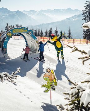 Skikinder im Familienbereich am GRAND HOTEL Zell am See Winterurlaub mit Kindern in Zell am See
