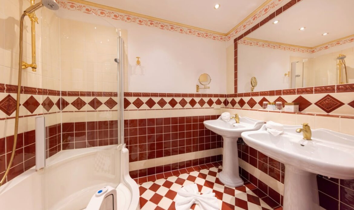 Exquisite hotel room in Zell am See ► lakeview & balcony