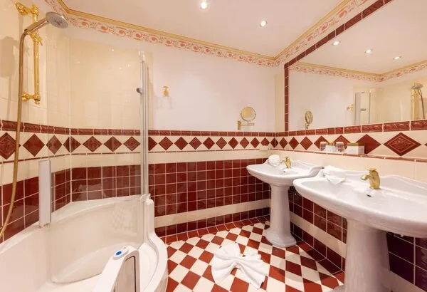 Exquisite hotel room in Zell am See ► lakeview & balcony