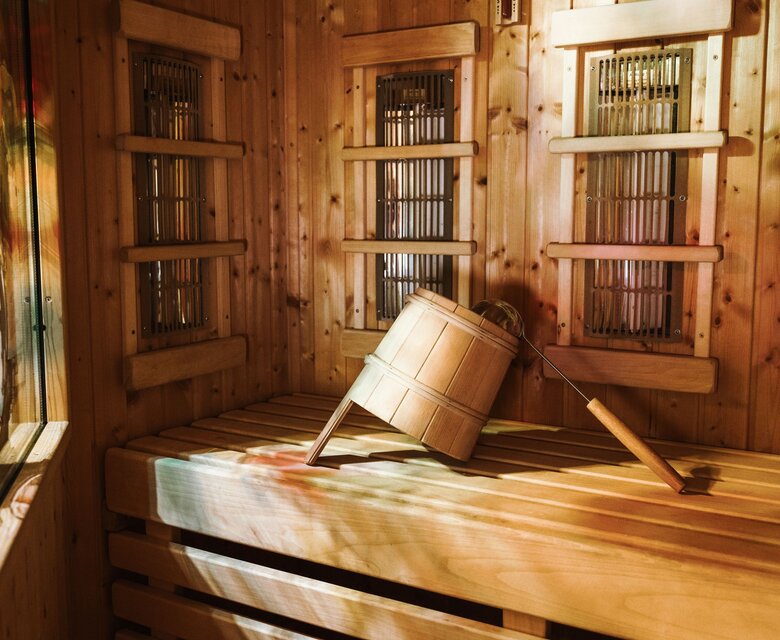 Eine private Sauna mit Holzinterieur und Liegefläche in einem Zimmer des GRAND HOTEL Zell am See.