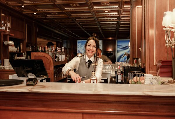 Mitarbeiterin an der Bar im Grand Hotel 